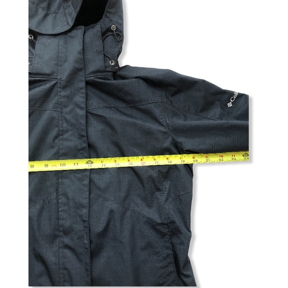 Columbia women’s hood waterproof jacket flaw - Picture 3 of 13